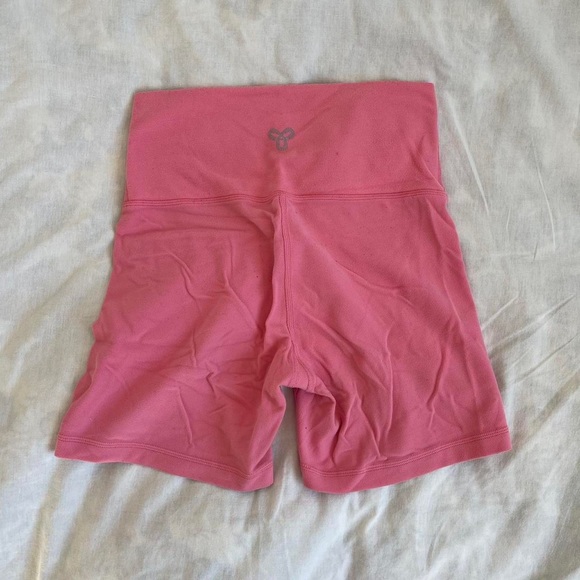 aritzia tna butter 5” hot pink shorts - Picture 2 of 2